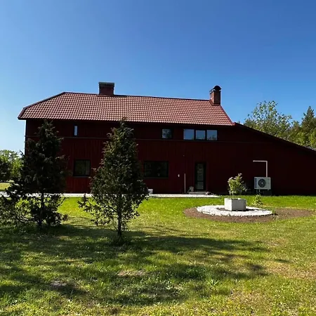 Suur Ja Hubane Maja, Saaremaal *