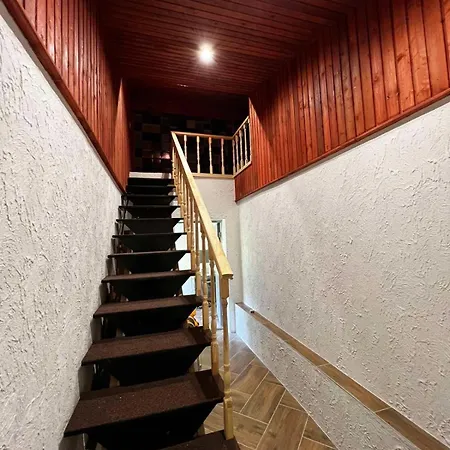 Suur Ja Hubane Maja, Saaremaal