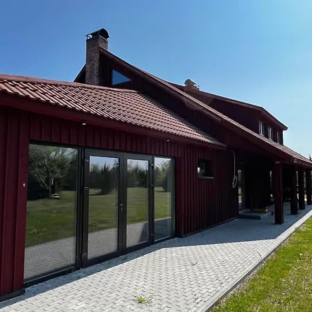 Suur Ja Hubane Maja, Saaremaal