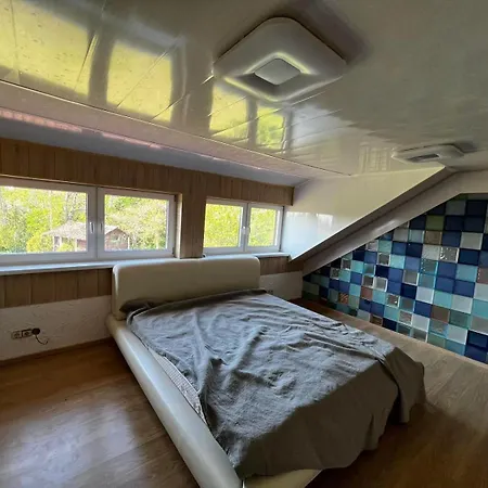 Suur Ja Hubane Maja, Saaremaal Dom wakacyjny Saarekula