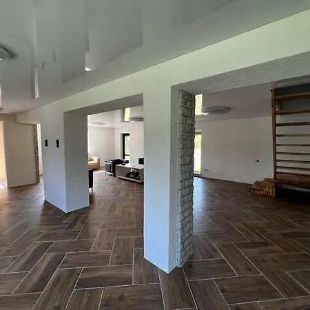 Suur Ja Hubane Maja, Saaremaal Saarekula