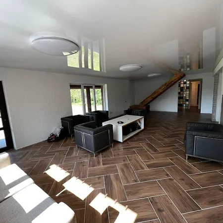 Suur Ja Hubane Maja, Saaremaal