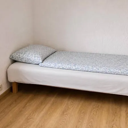 Suur Ja Hubane Maja, Saaremaal * Saarekula