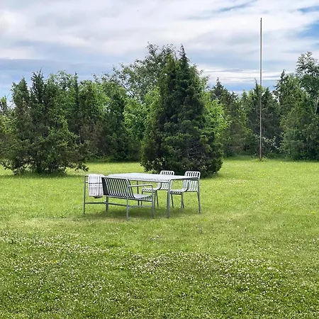 Suur Ja Hubane Maja, Saaremaal *