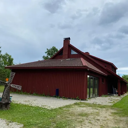 Suur Ja Hubane Maja, Saaremaal