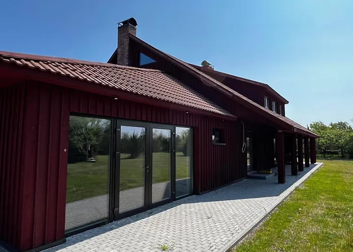 Suur Ja Hubane Maja, Saaremaal