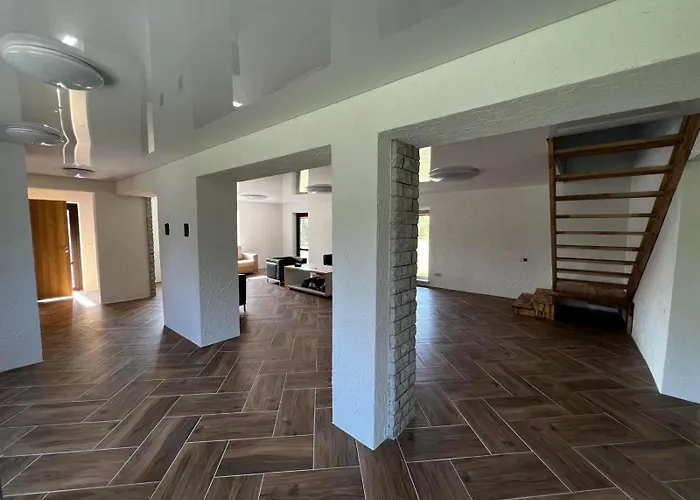 Suur Ja Hubane Maja, Saaremaal Saarekula