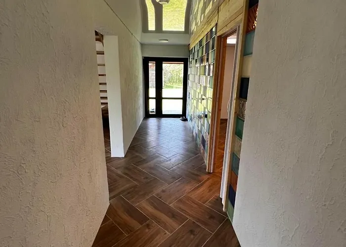 Suur Ja Hubane Maja, Saaremaal Saarekula