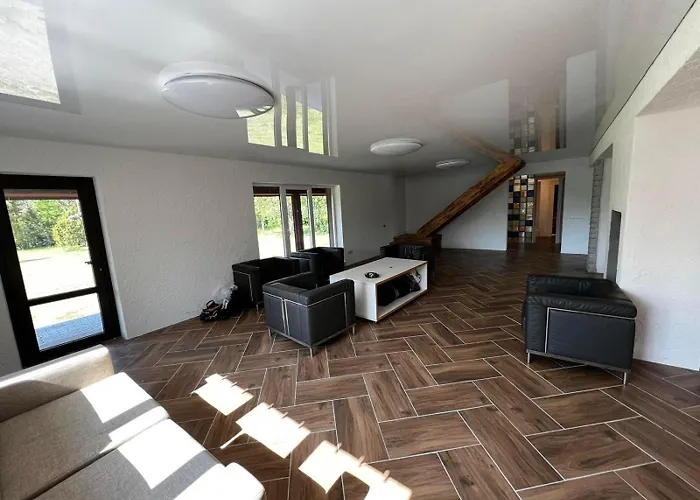 Suur Ja Hubane Maja, Saaremaal